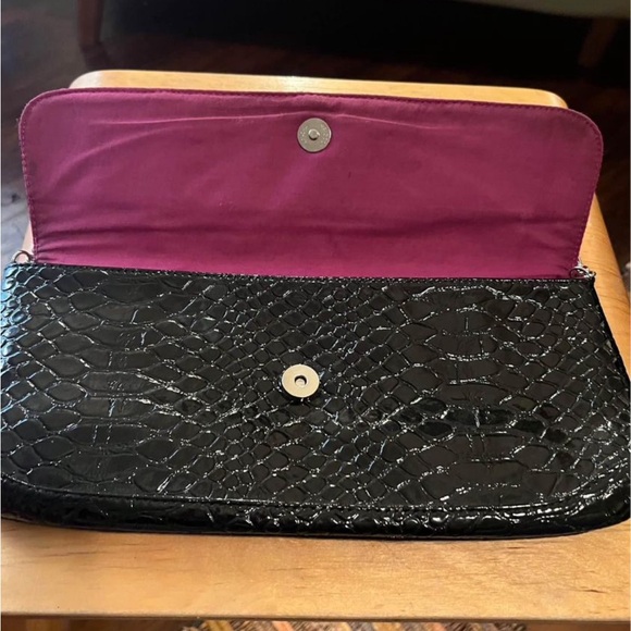 Daisy Fuentes Black Clutch/faux crocodile texture - Picture 4 of 5